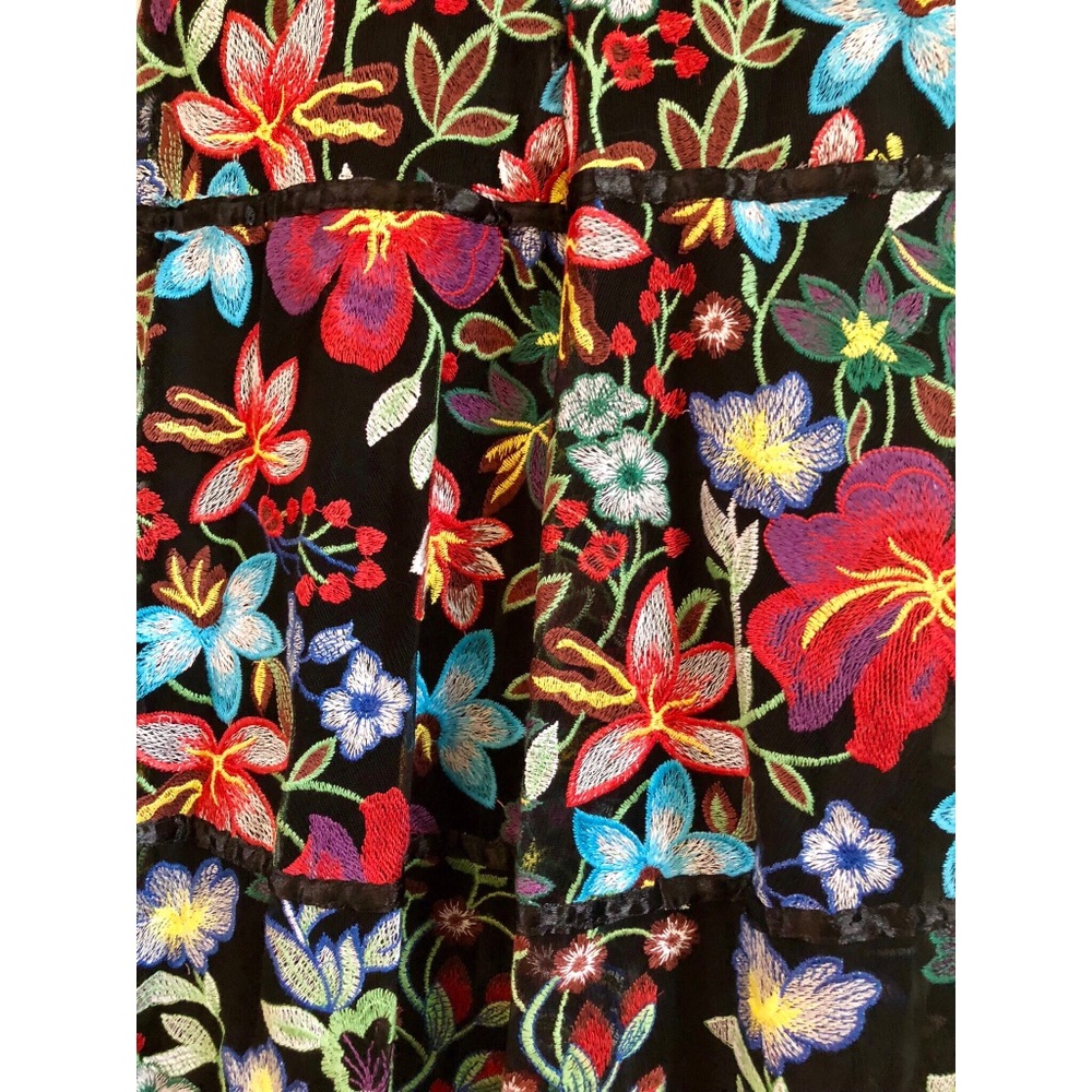 Janine Embroidered Dress - NWOT - size 6 - Picture 5 of 7